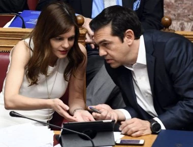 Η Αχτσιόγλου διόθωσε τον Τσίπρα: «Είπε μνημόνιο με τον λαό - Εγώ θα έλεγα χρέος προς την κοινωνία»